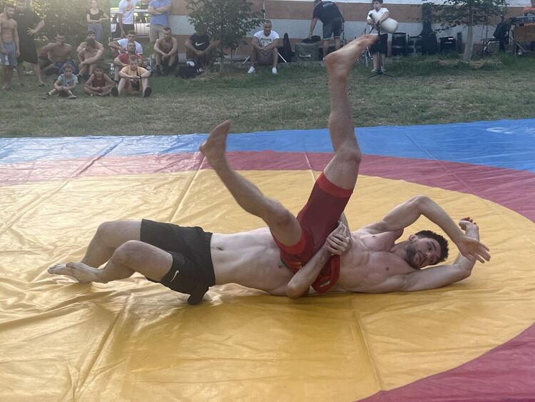 Шампионският отбор на „Димитровград“ с демонстрация по народни борби