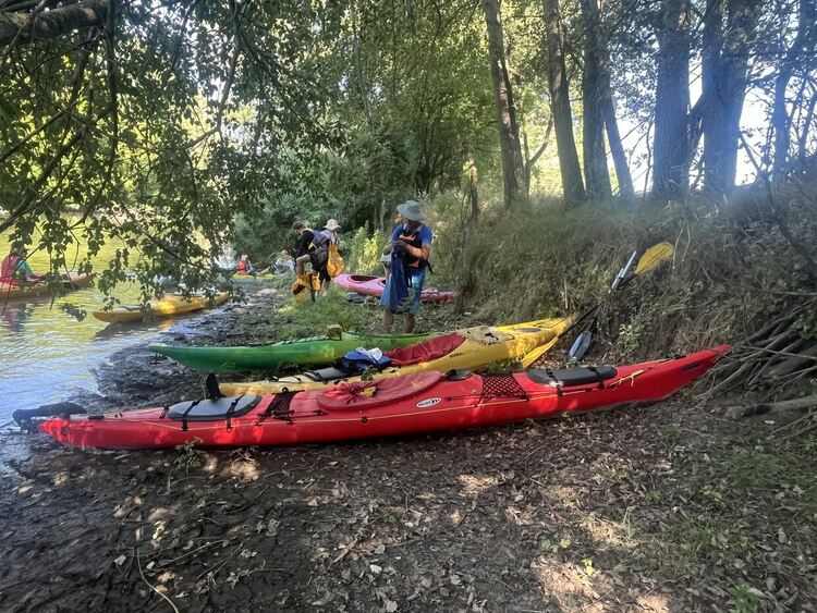 7-годишният Александър редом до кмета Иво Димов на водния поход по р. Марица