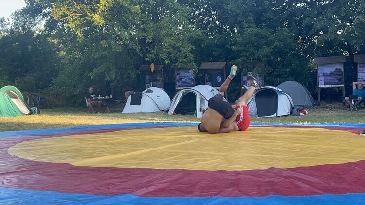 Шампионският отбор на „Димитровград“ с демонстрация по народни борби