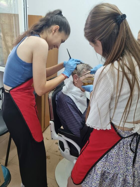 Ученици с мобилен фризьорски салон в дома за стари хора