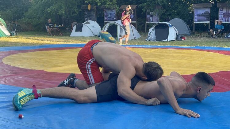 Шампионският отбор на „Димитровград“ с демонстрация по народни борби