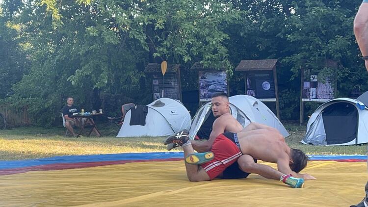 Шампионският отбор на „Димитровград“ с демонстрация по народни борби