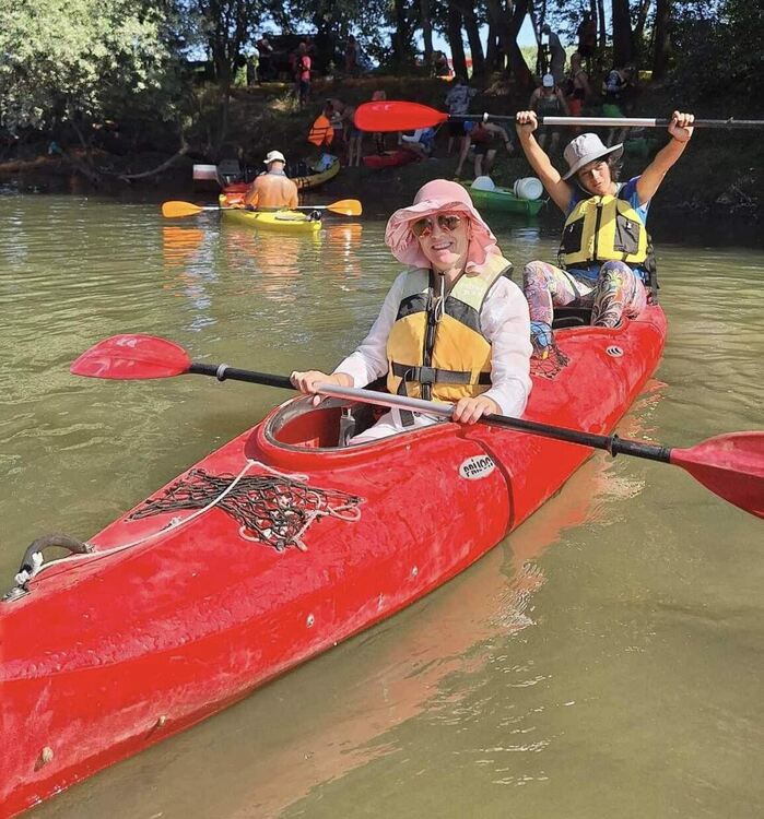7-годишният Александър редом до кмета Иво Димов на водния поход по р. Марица