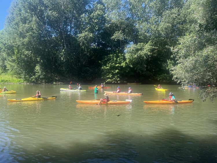 7-годишният Александър редом до кмета Иво Димов на водния поход по р. Марица