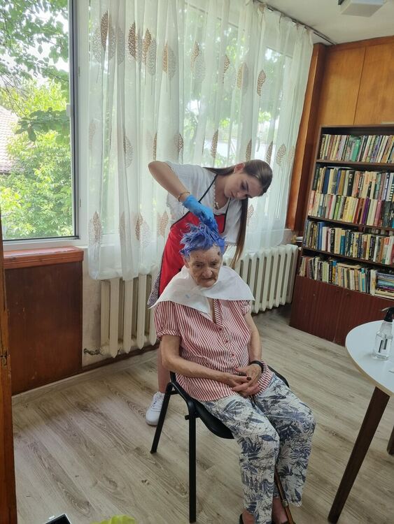 Ученици с мобилен фризьорски салон в дома за стари хора