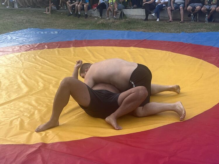 Шампионският отбор на „Димитровград“ с демонстрация по народни борби