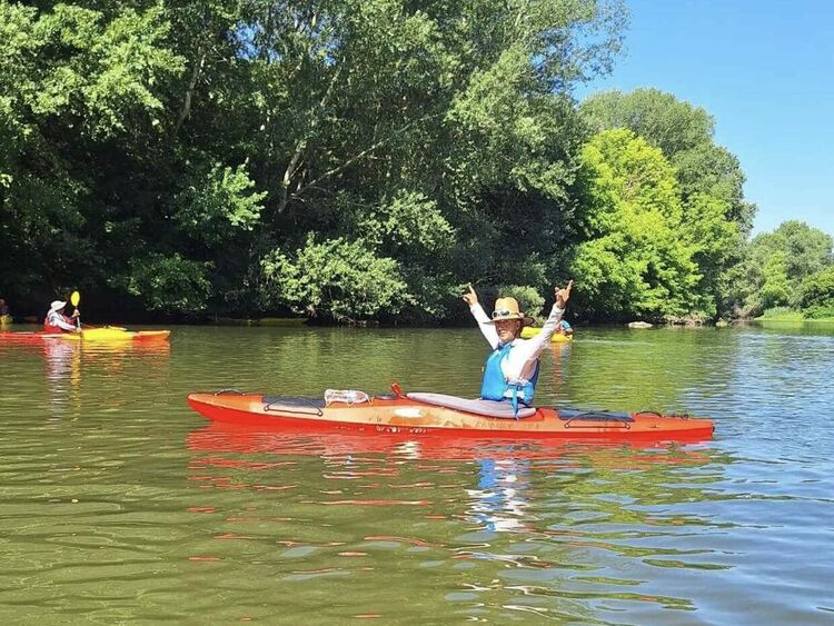7-годишният Александър редом до кмета Иво Димов на водния поход по р. Марица