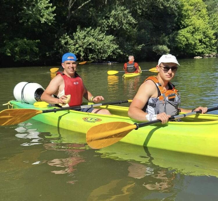 7-годишният Александър редом до кмета Иво Димов на водния поход по р. Марица
