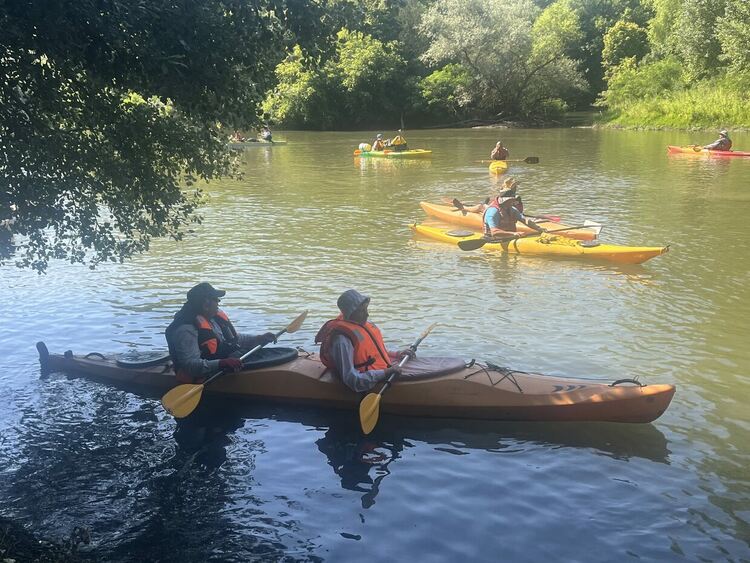 7-годишният Александър редом до кмета Иво Димов на водния поход по р. Марица