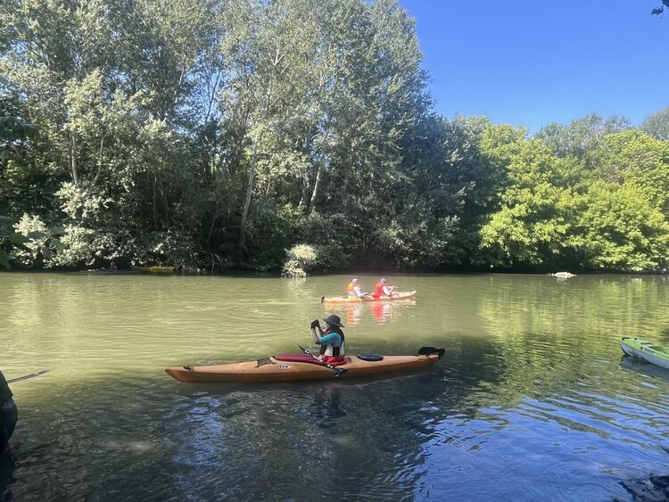 7-годишният Александър редом до кмета Иво Димов на водния поход по р. Марица