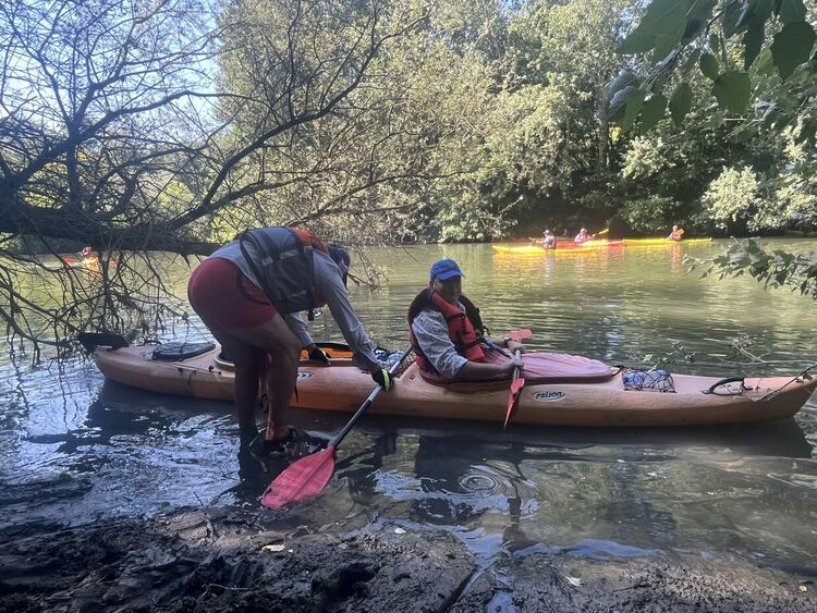 7-годишният Александър редом до кмета Иво Димов на водния поход по р. Марица