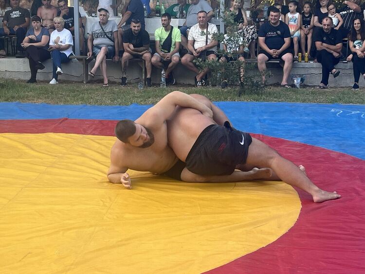 Шампионският отбор на „Димитровград“ с демонстрация по народни борби