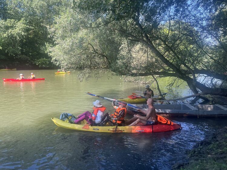 7-годишният Александър редом до кмета Иво Димов на водния поход по р. Марица