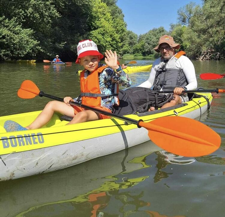 7-годишният Александър редом до кмета Иво Димов на водния поход по р. Марица