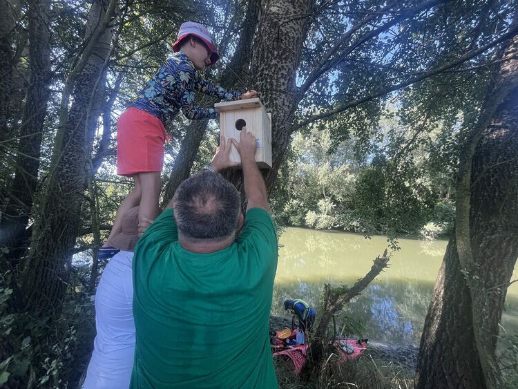 7-годишният Александър редом до кмета Иво Димов на водния поход по р. Марица