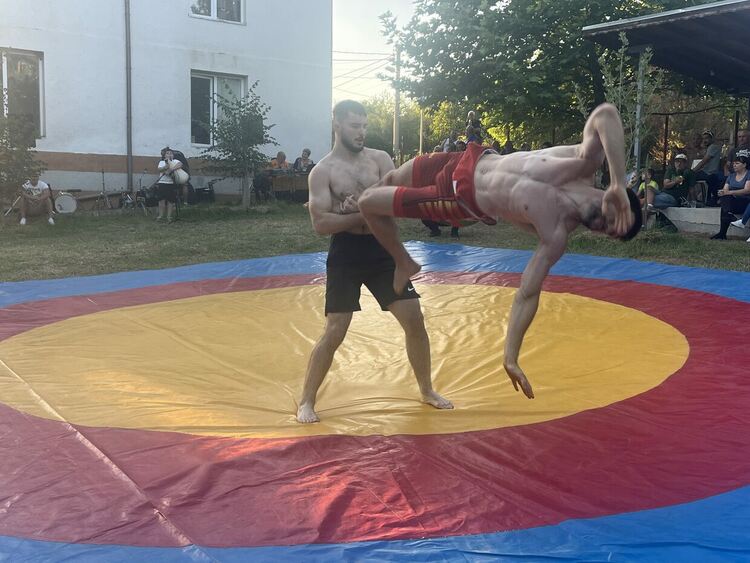 Шампионският отбор на „Димитровград“ с демонстрация по народни борби