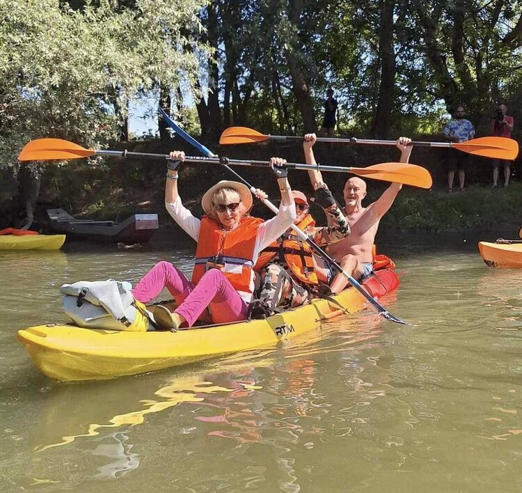 7-годишният Александър редом до кмета Иво Димов на водния поход по р. Марица