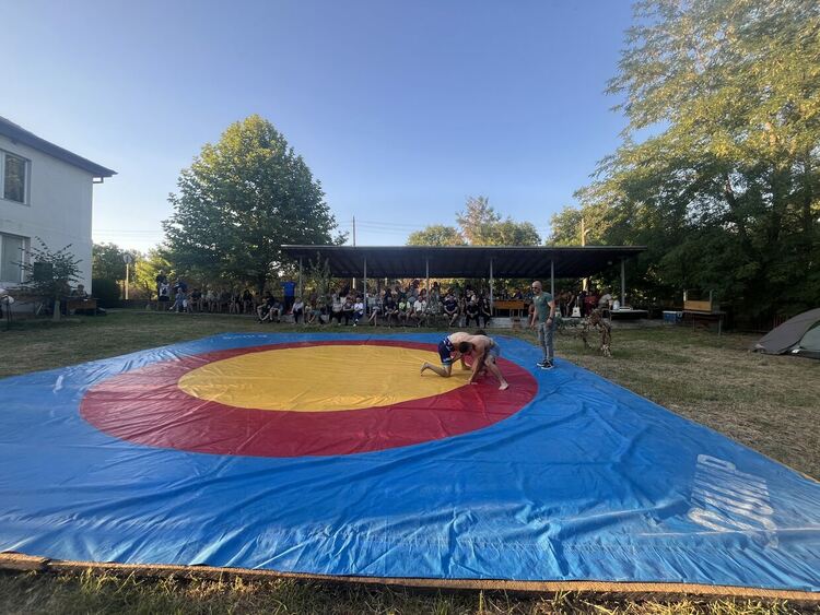 Шампионският отбор на „Димитровград“ с демонстрация по народни борби