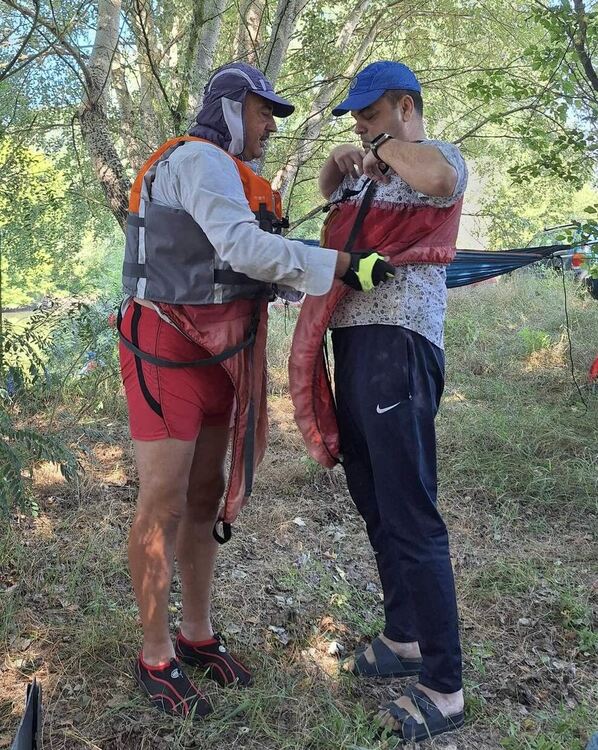 7-годишният Александър редом до кмета Иво Димов на водния поход по р. Марица