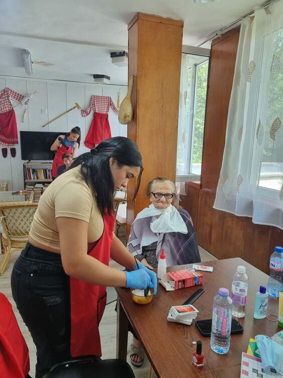 Ученици с мобилен фризьорски салон в дома за стари хора