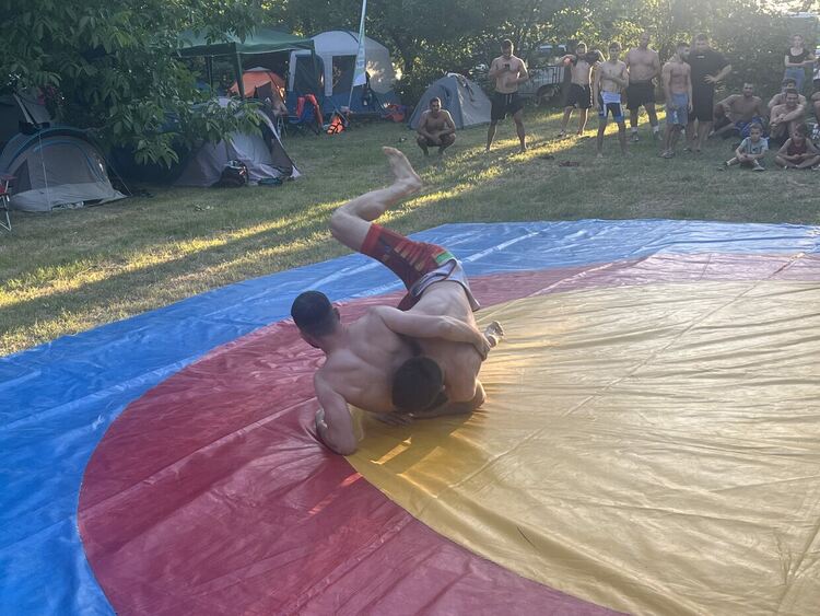 Шампионският отбор на „Димитровград“ с демонстрация по народни борби