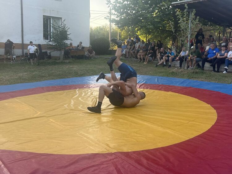 Шампионският отбор на „Димитровград“ с демонстрация по народни борби