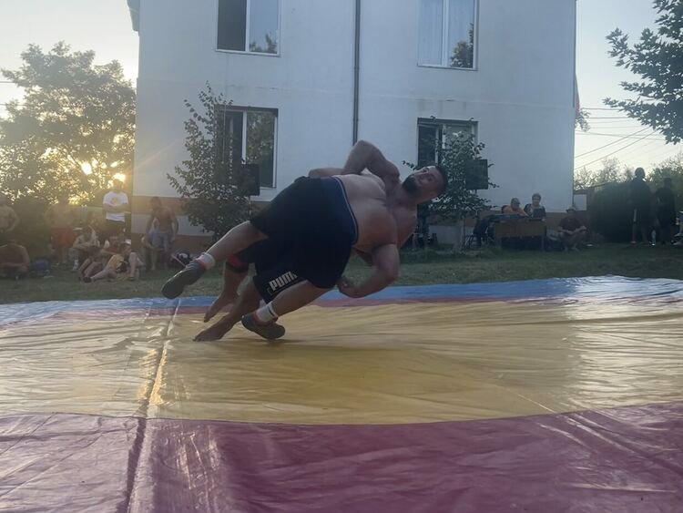 Шампионският отбор на „Димитровград“ с демонстрация по народни борби