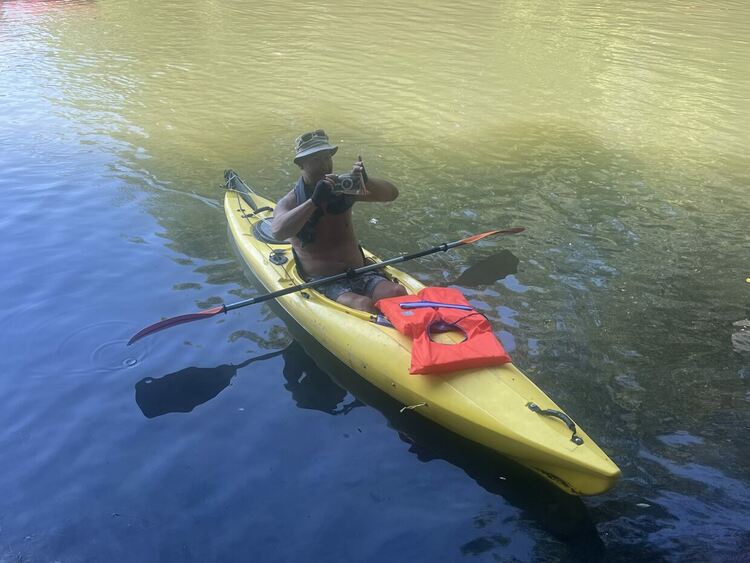 7-годишният Александър редом до кмета Иво Димов на водния поход по р. Марица
