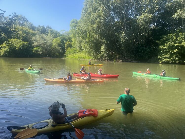 7-годишният Александър редом до кмета Иво Димов на водния поход по р. Марица