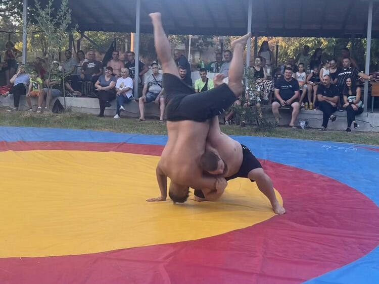 Шампионският отбор на „Димитровград“ с демонстрация по народни борби