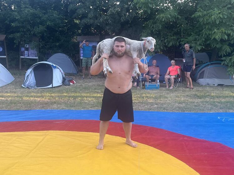 Шампионският отбор на „Димитровград“ с демонстрация по народни борби