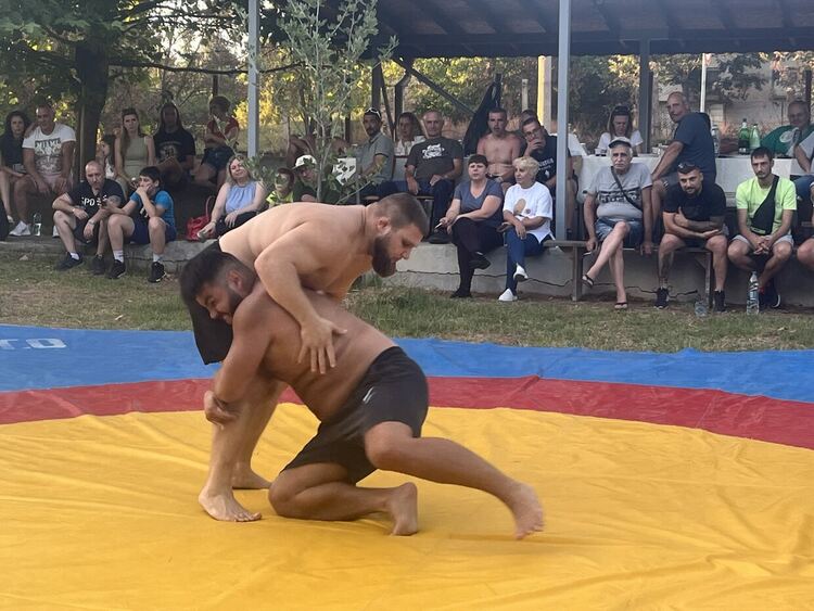 Шампионският отбор на „Димитровград“ с демонстрация по народни борби