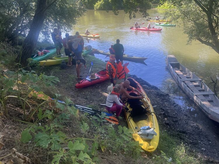 7-годишният Александър редом до кмета Иво Димов на водния поход по р. Марица
