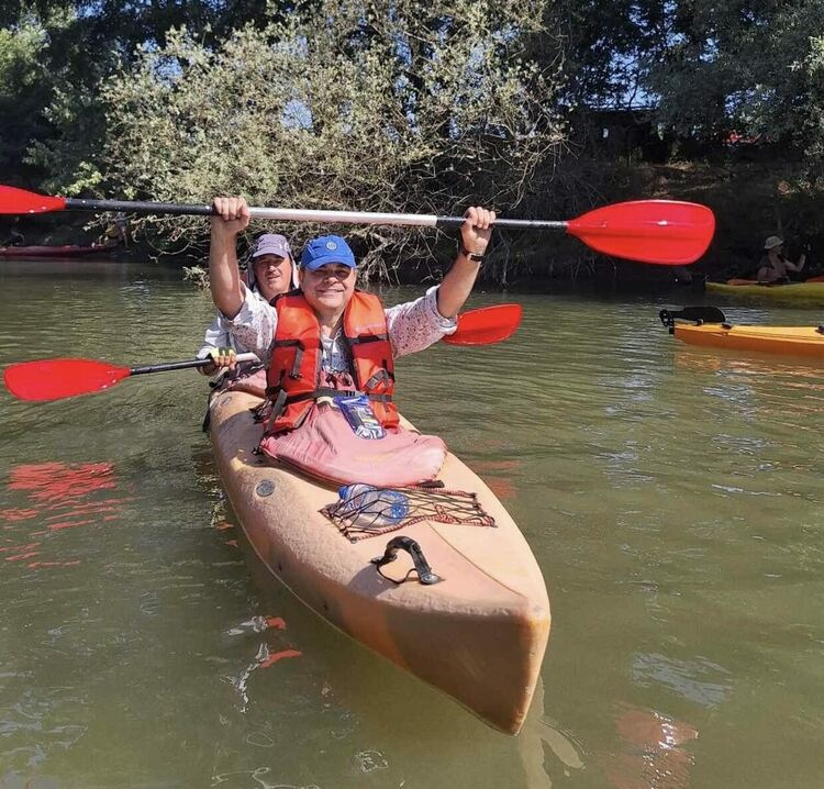 7-годишният Александър редом до кмета Иво Димов на водния поход по р. Марица
