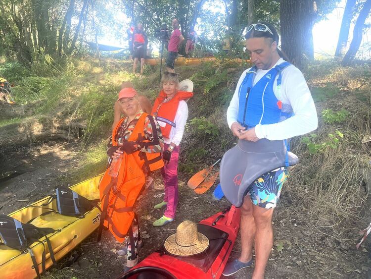 7-годишният Александър редом до кмета Иво Димов на водния поход по р. Марица