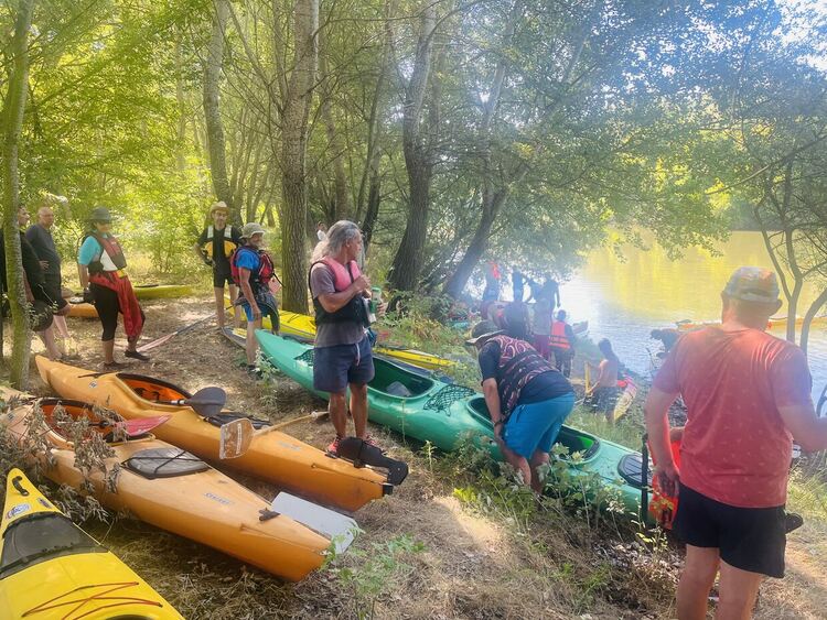 7-годишният Александър редом до кмета Иво Димов на водния поход по р. Марица