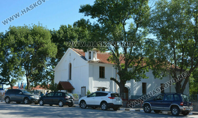 Църквата „Света Неделя”  отбеляза 100 години с ремонт и курбан