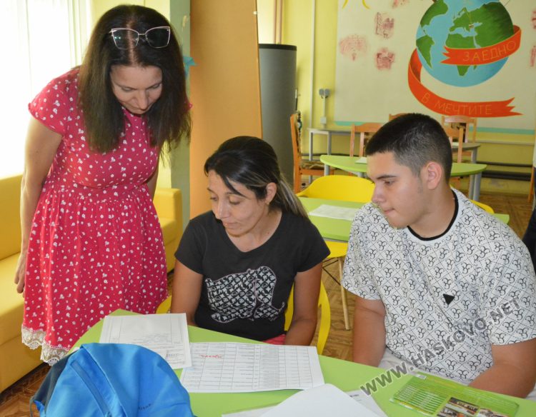 Подаване на заявления за 8 клас в гнездото в ученическите общежития в Хасково