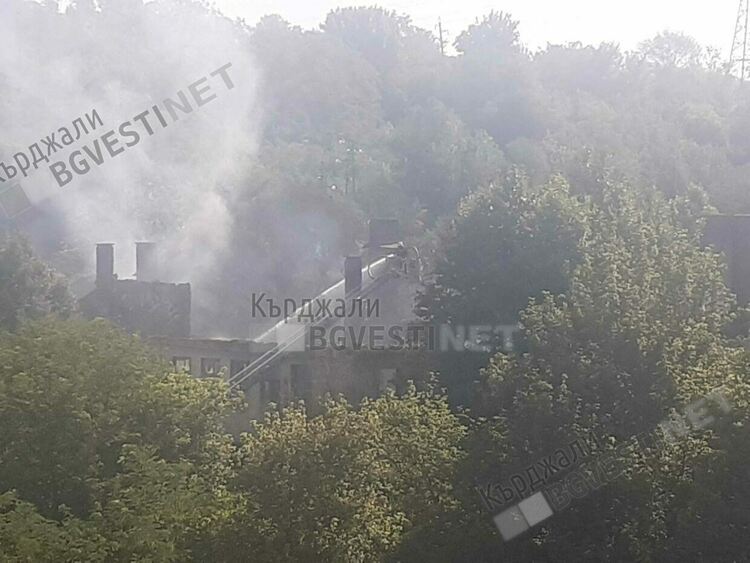 Тежка нощ за пожарникарите ни,досъдебно производство за палеж на необитаемо училище в Кърджали/снимки/