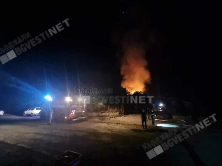 Тежка нощ за пожарникарите ни,досъдебно производство за палеж на необитаемо училище в Кърджали/снимки/