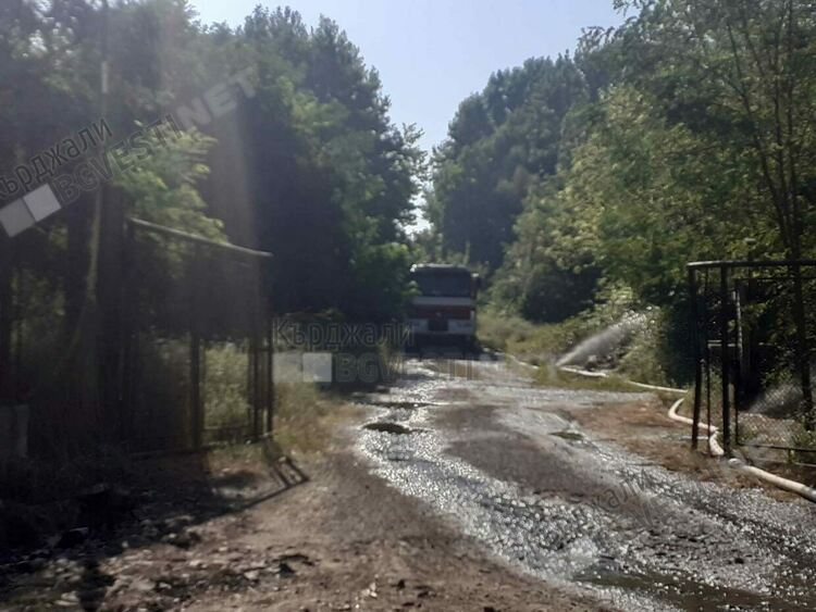 Тежка нощ за пожарникарите ни,досъдебно производство за палеж на необитаемо училище в Кърджали/снимки/