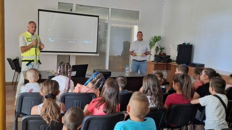 Председателят на Държавна агенция „Безопасност на движение по пътищата“ Росен Рапчев присъства на урок по безопасност с деца от Радомир