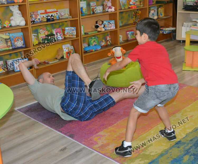 Деца направиха първи стъпки в карате в библиотеката  