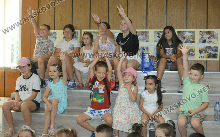 Деца направиха първи стъпки в карате в библиотеката  