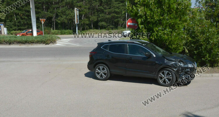 Две коли се сблъскаха на кръговото на бул. „Освобождение“ в Хасково