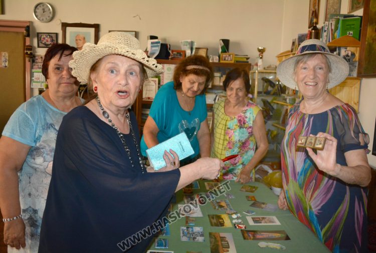 Нестанадртна изложба от картички и магнитчета откриха в читалище "Тракия-2008" 