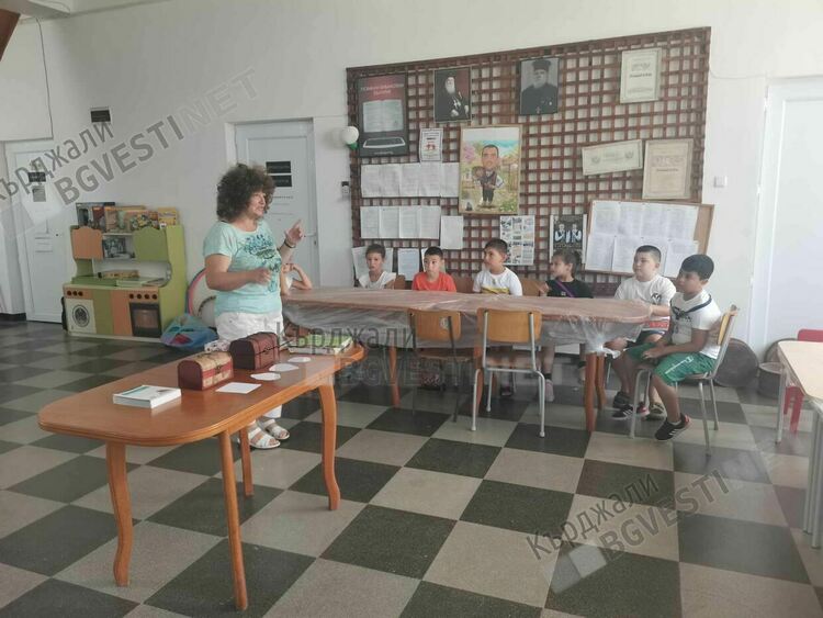 Момиче от Кърджали колекционира минерали, изнася лекция за тях пред своите връстници в читалището в Гледка