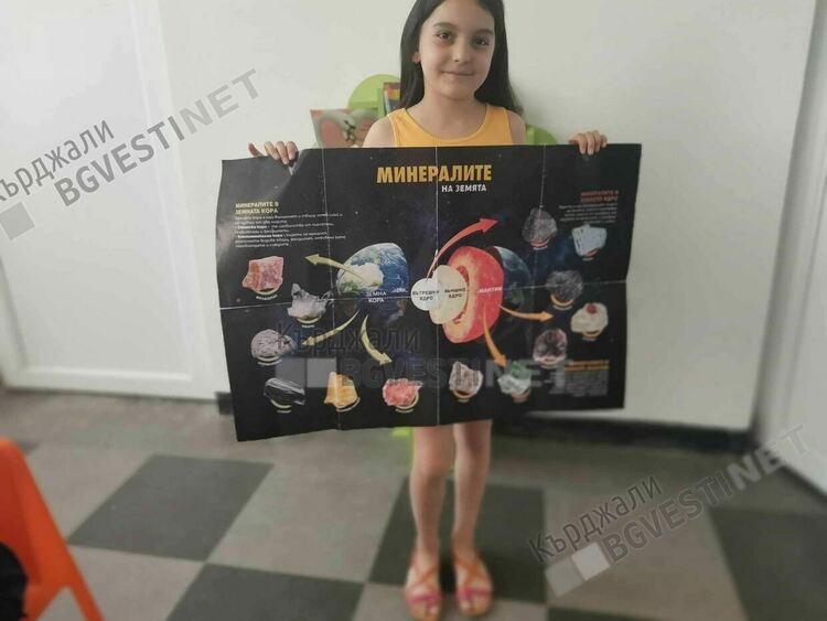 Момиче от Кърджали колекционира минерали, изнася лекция за тях пред своите връстници в читалището в Гледка