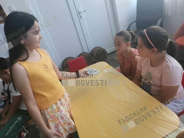 Момиче от Кърджали колекционира минерали, изнася лекция за тях пред своите връстници в читалището в Гледка