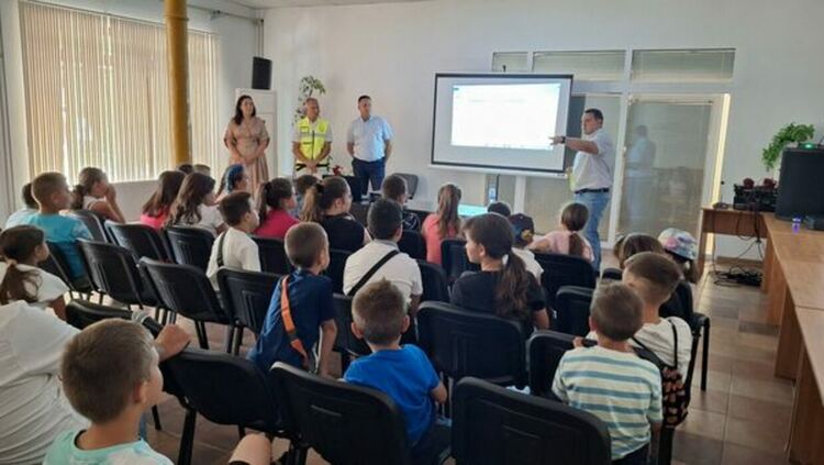 Председателят на Държавна агенция „Безопасност на движение по пътищата“ Росен Рапчев присъства на урок по безопасност с деца от Радомир